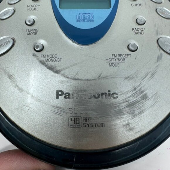 Panasonic Portable FM/AM Radio/CD player - Extra Bass - Black/Silver (SL-SV600J) - Picture 7 of 8